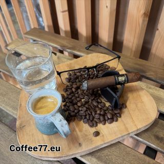 Odpolední pohoda v @coffee77.eu ❤️ i při práci je potřeba relaxovat ☕️ díy @doutnikyrb.cz za dnešní zásilku 🚬 #coffee77...