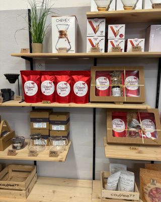 🎄☕ Vánoční atmosféra začíná u kávy! V pátek 21. listopadu 2025 máme v pražírně Coffee77 otevřeno od 13:00 do 18:00 – a...