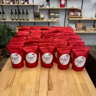 ❄️ U nás už sice nesněží, ale zato se nám roztrhl pytel s objednávkami na Vánoční kávu! ☕🎁 Čerstvě pražená, voňavá a...